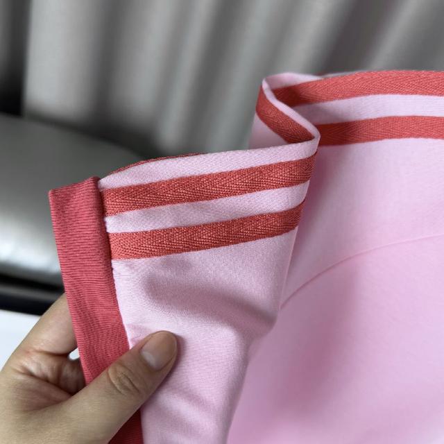 螺纹拼接三条杠，袖口与领口均采用高品质螺纹面料进行拼接，弹性十足久穿不易变形