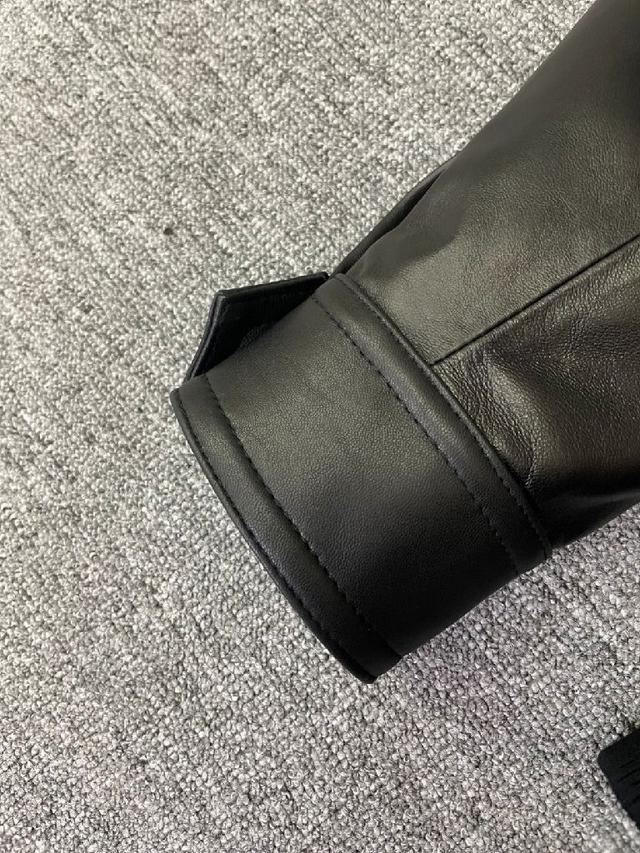 搭配也完全不费脑：内搭高领针织衫配西裤是商务场合的体面