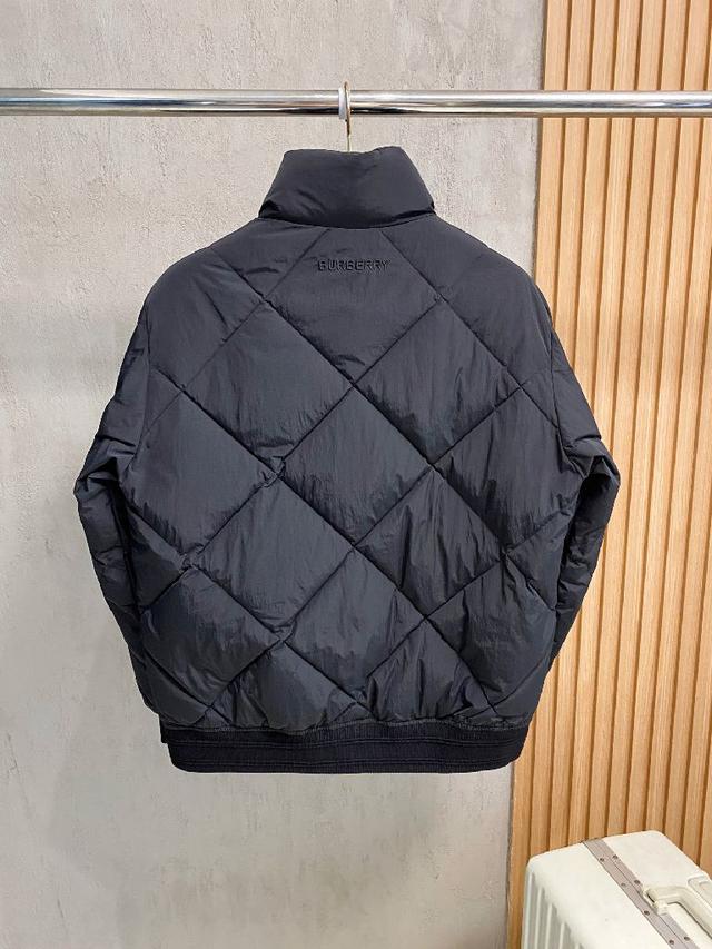 绒服届最高端的，全部90绒的三标齐全带着经典的Logo组合搭配