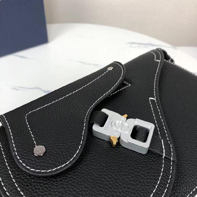 正面的铂金菲尼西·布拉斯·Dior签名 内部Dior标志性压花