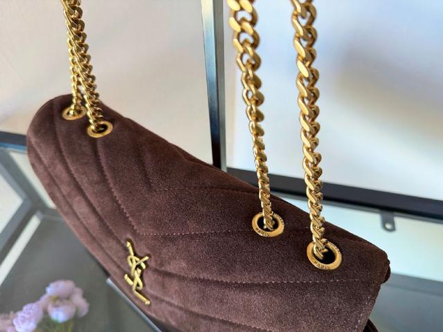 这只包实物真的是出乎意料的轻巧和好看，+了四个插袋让整个包身都充满能量