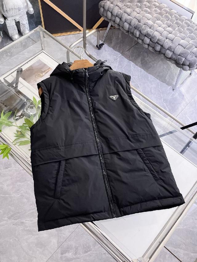 新款羽绒服。这款号称羽绒服届专业的，三标齐全全部90绒的。