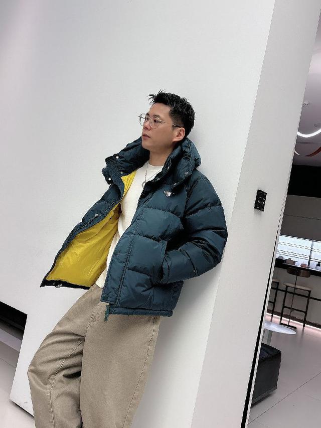 Moncler的品牌精髓。此短款羽绒夹克演绎鲜明廓形，