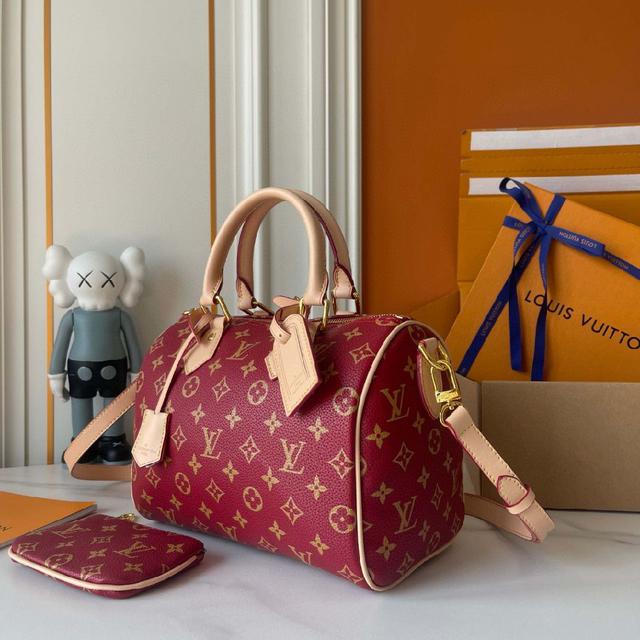 图案重现帆布印花的考究观感。耀目金属件、羊皮革内衬和铭牌共同印证