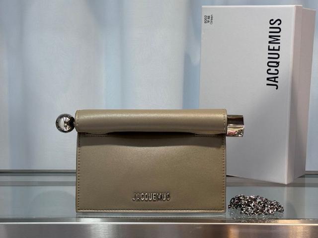 这款独特的手提包 被称为“take-out clutch”小羊皮材质 卷边折叠盖内部卡扣