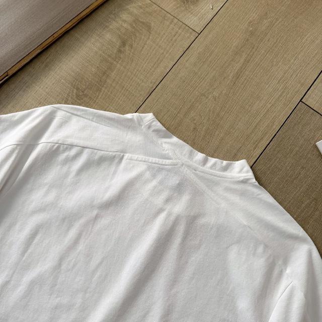 体的剪裁版型衬托出了极简主义的设计风格，把优雅风展露的一览无余