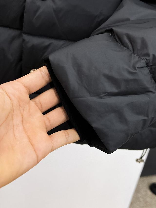 秋冬新款羽绒服。这款号称羽绒服届最贵的，全部90绒的