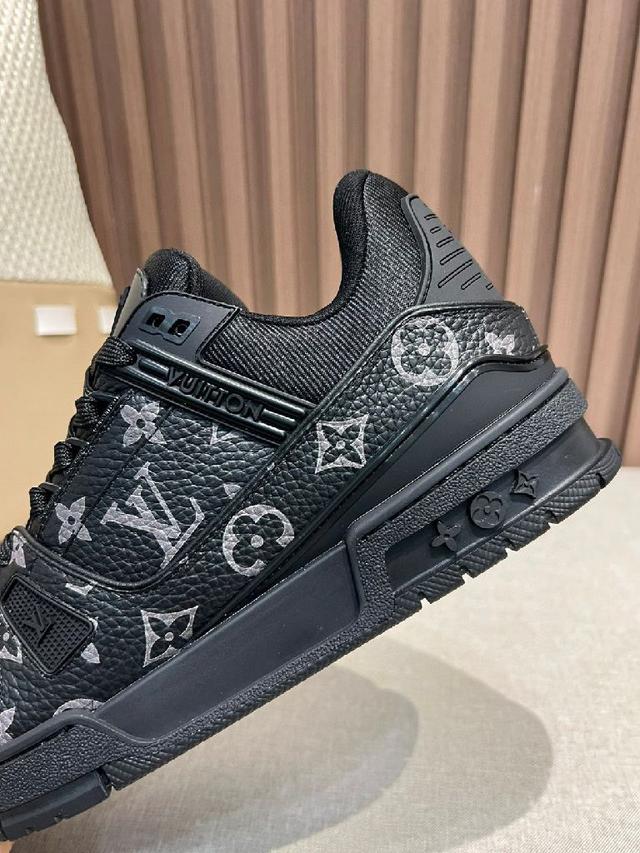 采用头层牛皮制成，进口定制专用印花牛仔布包裹，粗鞋带系带设计