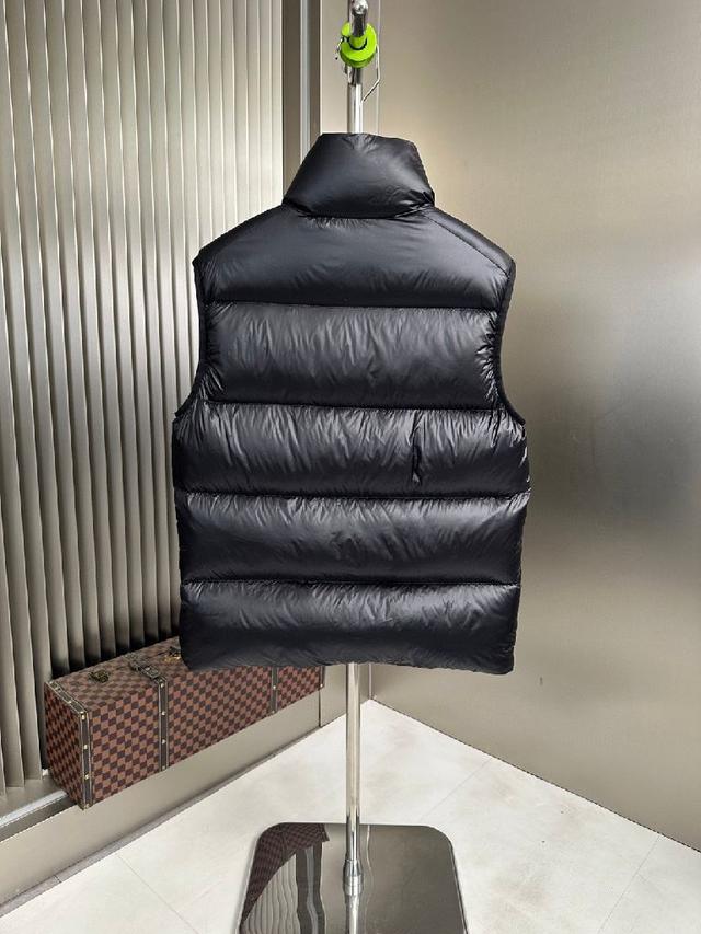 Moner  Awake 立领羽绒背心 前卫与奢暖的细节狂想