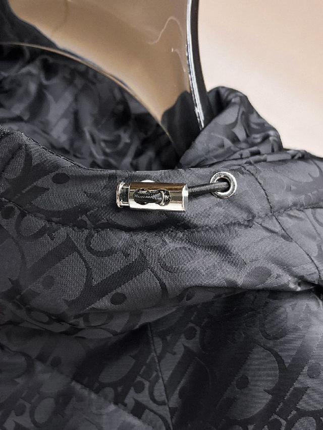 官网款2025秋冬新款羽绒服。这款号称羽绒服届最高端的，全