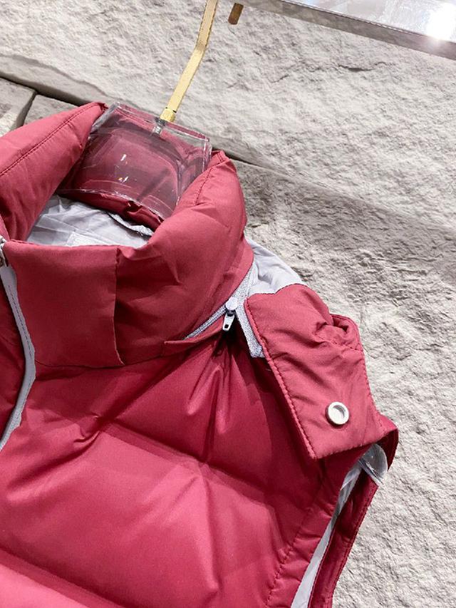 FW2024秋冬新款羽绒服。立领拼色设计，时尚感满满