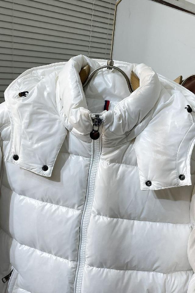 作为 Moncler Grenoble 男士系列的一部分，这款 Shipton 连帽羽绒服