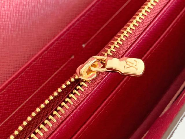 M60531 内面配色 这款信封式钱夹以优雅的 Monogram 帆布制成