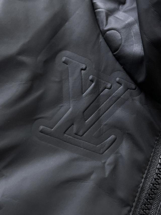 全部90绒的。带着经典的Logo组合搭配，第一眼看到就是