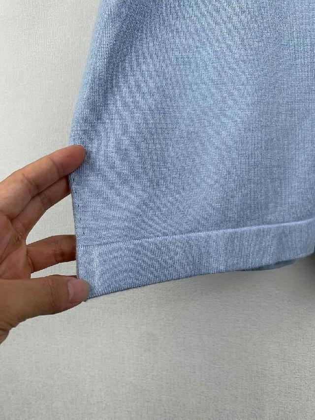 采用进口14针毛织机，袖口带有PRADA品牌标识提花logo。