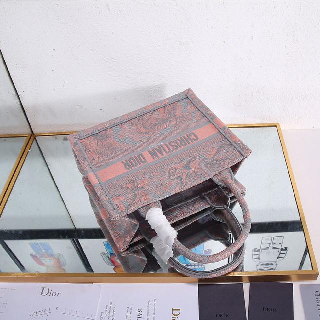 多数人消费奢侈品牌首先想到的是买实用型的经典款 但其实像DIO