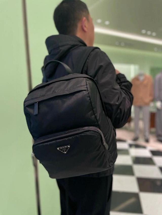 可拆卸短肩带，翻盖和侧面有拉链口袋金属硬件