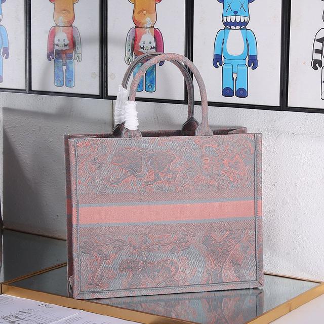 多数人消费奢侈品牌首先想到的是买实用型的经典款 但其实像DIO R这种