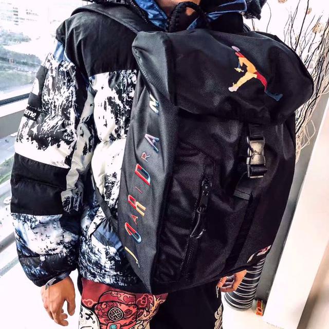 AIR JORDAN彩虹LOGO运动双肩包篮球背包电脑包