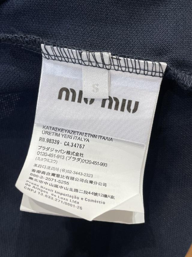 门襟采用单排纽扣开合，纽扣精致圆润，穿脱便捷且视觉整洁有序；左胸处绣有品牌标志性小马刺绣