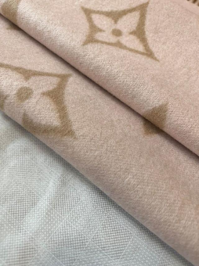 花卉和 LV 字母，其间点缀品牌名称的单一字母，