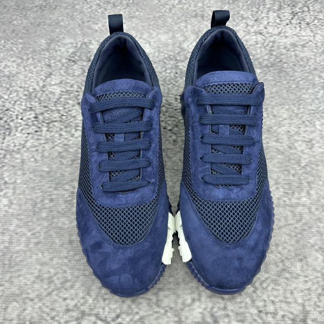 几何网眼和麂皮山羊皮运动鞋。 轻盈鞋底装饰撞色图案