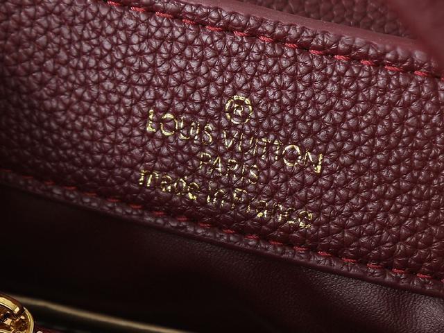 手袋取材 Taurillon 牛皮革，为手柄、翻盖和包身分别渲染韵致各异的