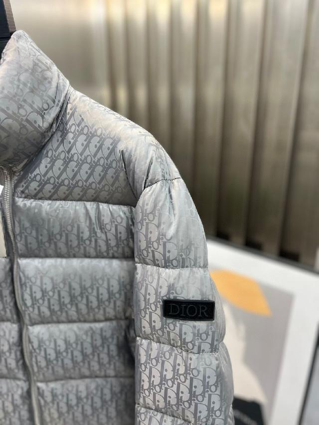 秋冬新款羽绒服。这款号称羽绒服届最贵的，全部90