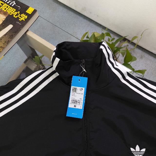 2026新款Adidas阿迪达斯经典刺绣三叶草休闲情侣立领夹克外套，采用爽滑亲肤梭织面料