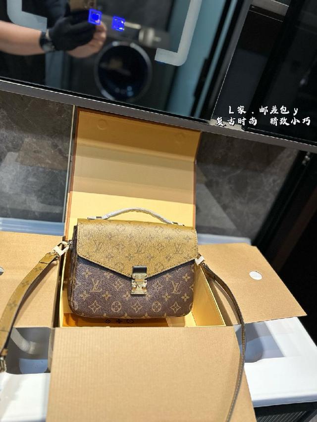 系列链带肩背包采用颇具结构感的柔软造型和超大号翻盖封口