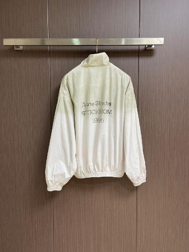 整件衣服原版剪裁设计非常个性，立领夹克的版型上身超酷😎，