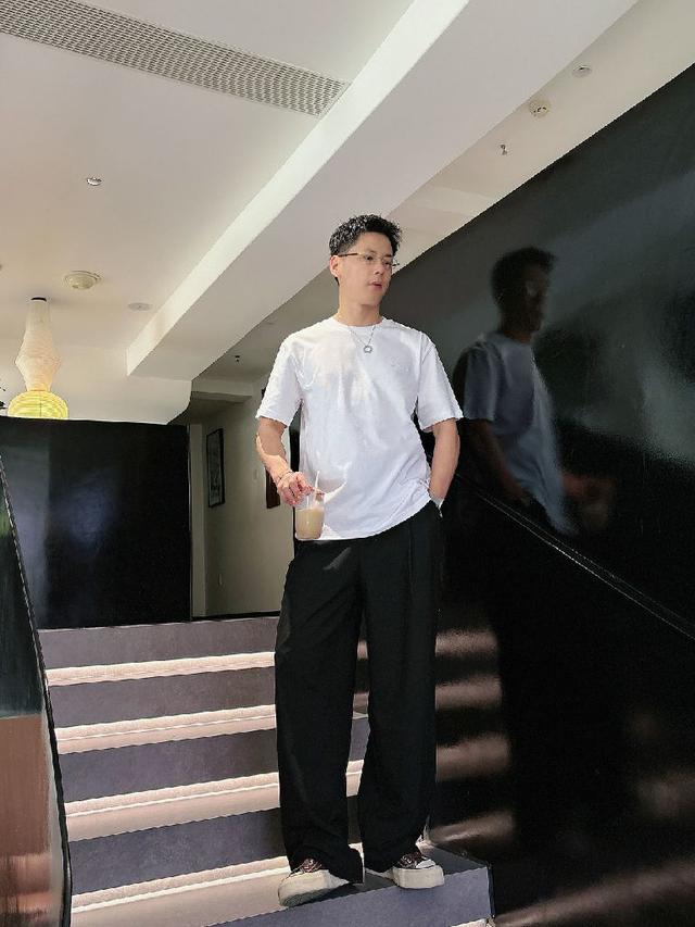 领口采用高弹力罗纹搭配三本针包边工艺，反复穿着不易松弛卷边