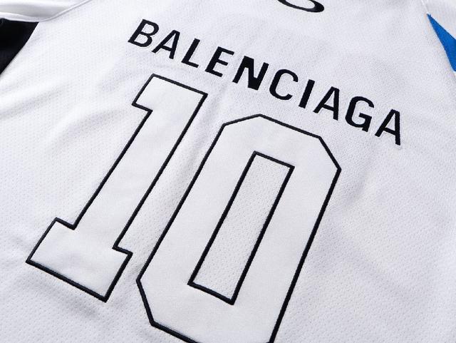 不同水洗质感的款式，对腿细腿粗人士十分友好，直筒宽松的版型十分修饰腿型