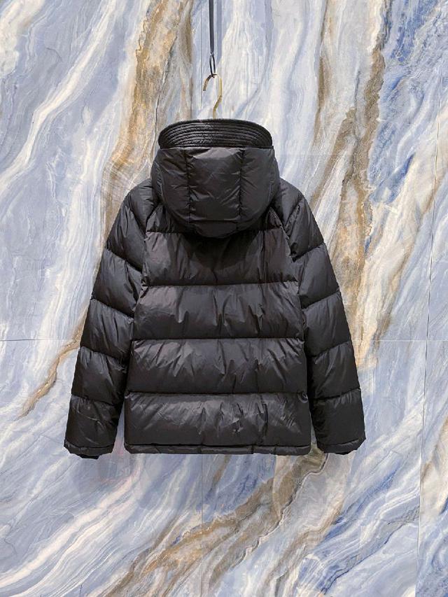 FW2025秋冬新款羽绒服。柜子在售款，一件难求。采