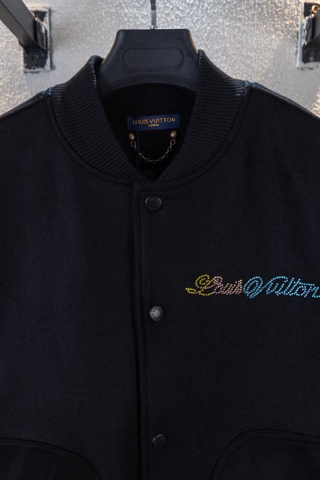 内身高级绸面衬里夹棉，不但有光泽度还有满身的提花logo，搭配内袋上的贴布刺绣镂空铭牌