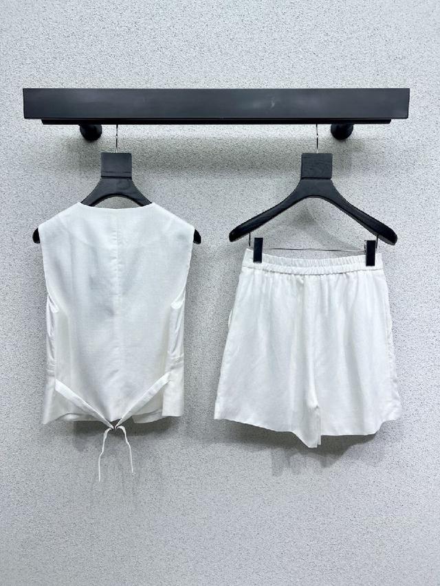 配包装P家西装马甲+短裤套装 时髦低调气质又奢华