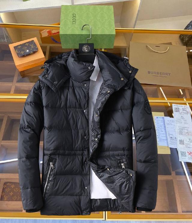 这款号称羽绒服届最贵的，全部90绒的。带着经典的Logo组合搭配，