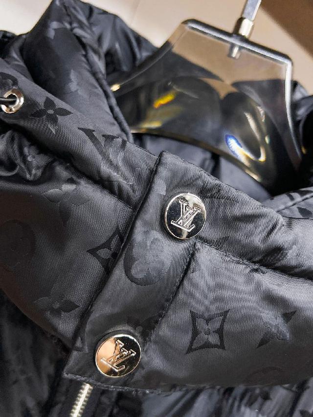 官网款2025秋冬新款羽绒服。这款号称羽绒服届最高端的，