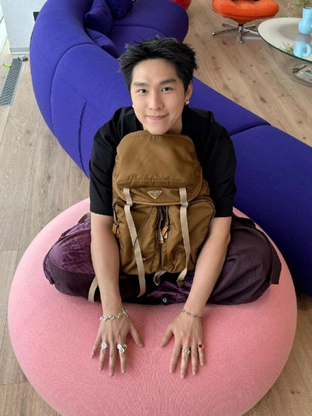 徽标印花Re-Nylon衬里配两个内袋，其中一个带拉链，容量客间大