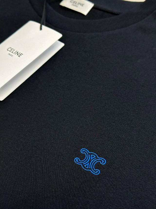 采用标准修身剪裁，通过立体肩线与微收腰设计，在保持利落轮廓