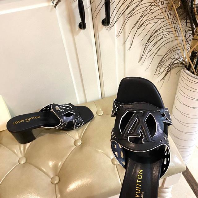 这款 Helios 凉鞋采用漂白Monogram 牛仔帆布制成，搭配天然皮革饰边