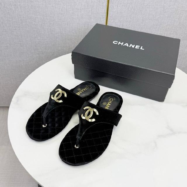 凝萃26P早春系列的摩登巧思 承袭康朋街百年匠艺的细腻质感。