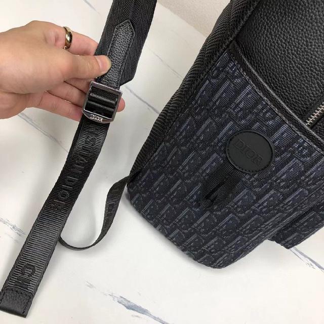 Christian Dior 尼龙提花肩带，可肩背或斜挎。 尼龙内部
