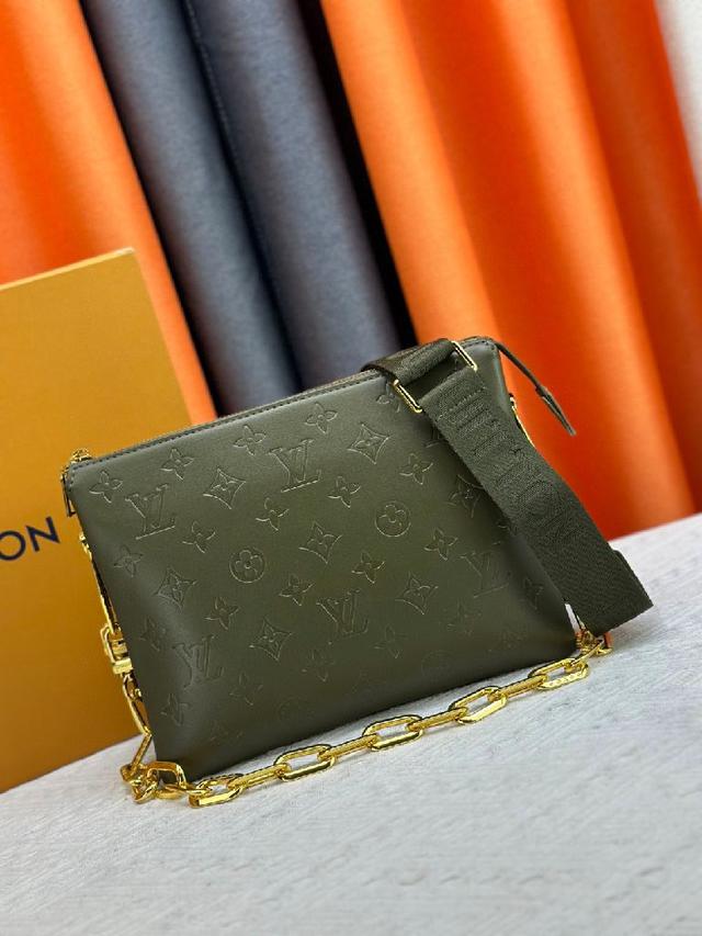 2021 春夏时装秀大放异彩。Monogram 压纹蓬松绵羊皮打造靠枕构型，
