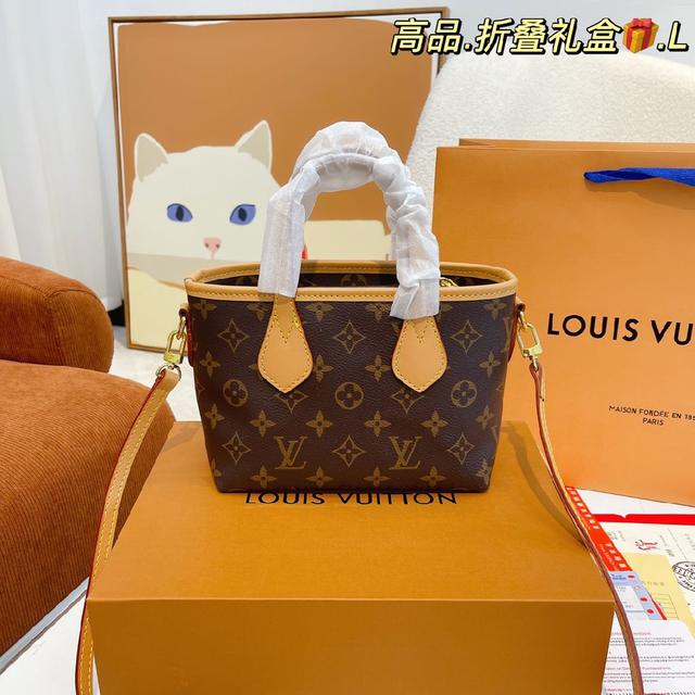 LV22七月新款压花纹购物袋carry all