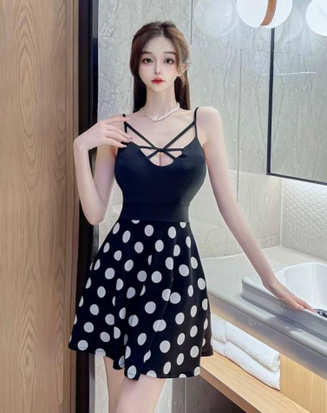 🌹NovaAmi🌹鏤空交叉綁帶低胸波點拼接吊帶大擺連衣裙