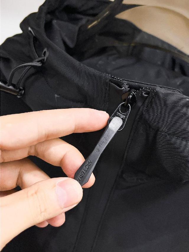 。这款号称羽绒服届最高端的，全部90绒的三标齐全带着经典的Logo组合搭配