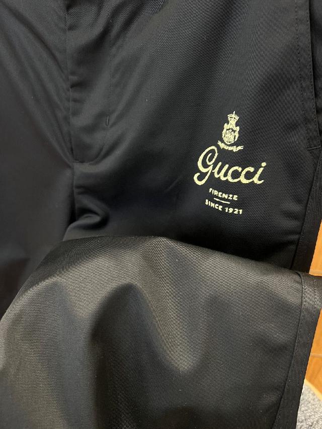 修饰颈部线条，利落显瘦且适配多种叠穿造型，既能单穿彰显随性，也能内搭衬衫打造通勤质感；