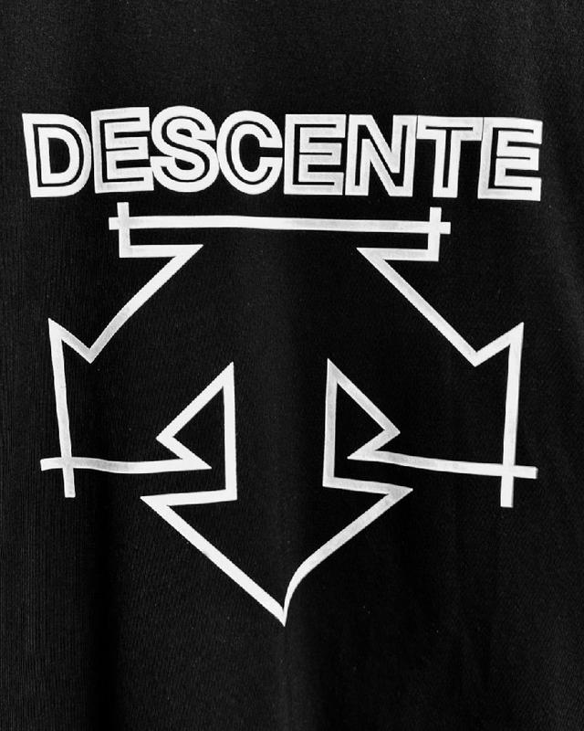 Descente/迪桑特这款卫衣看似简单，但是版型真的是十分的出众