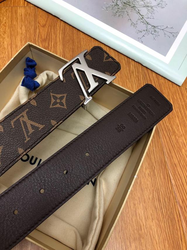 LV：此款腰带采用双面设计